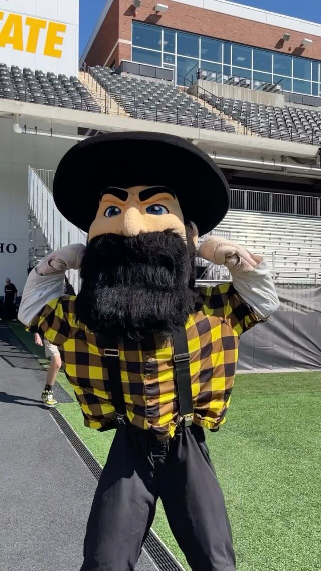 Team Fastrax leading in the big opening day “W” for @appalachian_state_football against @gwufootball !

@appstate_mm #beatgw #appnation #gameday #therock #goapp #appnation #teamfastrax #America #americasskydivingteam #usa #skydiving #demojump #americanflag #selectionmanagementservices #largeflags #skydive #parachutes #uptvector #tonfly #performancedesigns #performance #entertainment #gopro #goprohero #511 #optiongravity #blueskies #SSK #AlwaysBeReady #511tactical