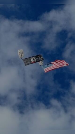 Team Fastrax kicked off University of Cincinnati v Baylor this afternoon, bringing in Old Glory and the Bearcat Paw! @gobearcatsfb @bufootball #gobearcats #UCloyal #teamfastrax #America #americasskydivingteam #usa #skydiving #demojump #americanflag #selectionmanagementservices #largeflags #skydive #parachutes #uptvector #tonfly #performancedesigns #performance #entertainment #gopro #goprohero #511 #optiongravity #blueskies #SSK #AlwaysBeReady #511tactical @jump_dogg