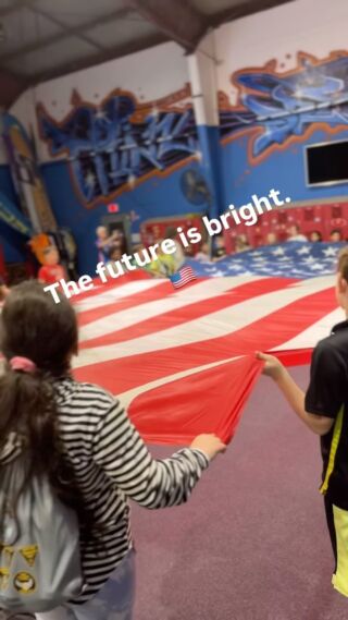 America’s Skydiving Team loves hosting our youth!

The future is bright!

#MiddletownCitySchools
#LeadServeInspire @ohiostatehighwaypatrol @middletowncityschooldistrict @mpdohio @start_skydiving